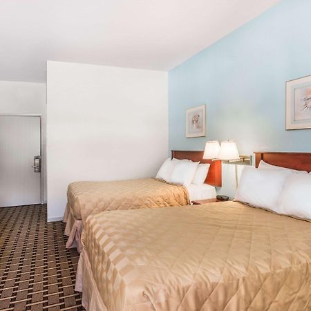 Super 8 By Wyndham Knoxville Downtown Area מראה חיצוני תמונה