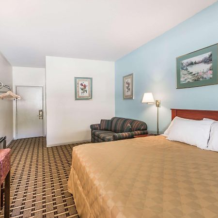 Super 8 By Wyndham Knoxville Downtown Area מראה חיצוני תמונה