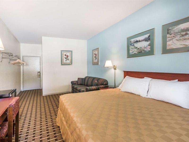 Super 8 By Wyndham Knoxville Downtown Area מראה חיצוני תמונה