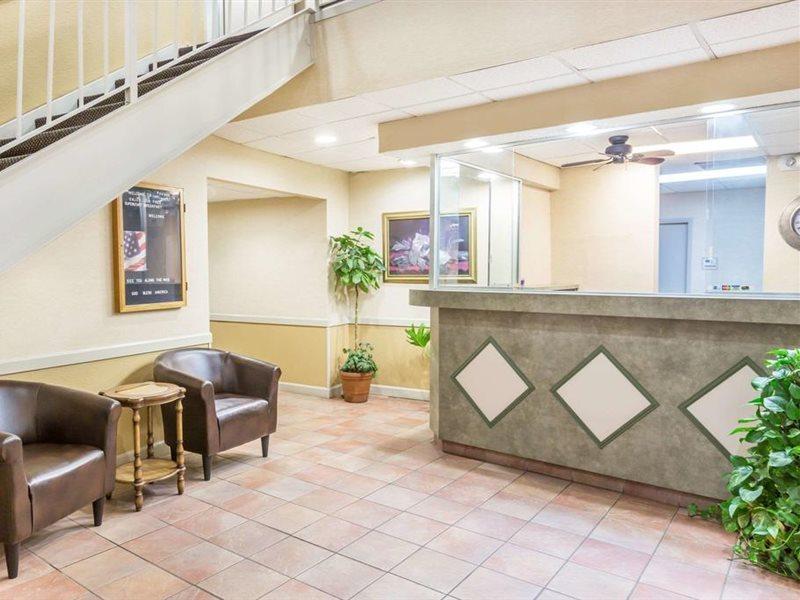 Super 8 By Wyndham Knoxville Downtown Area מראה חיצוני תמונה