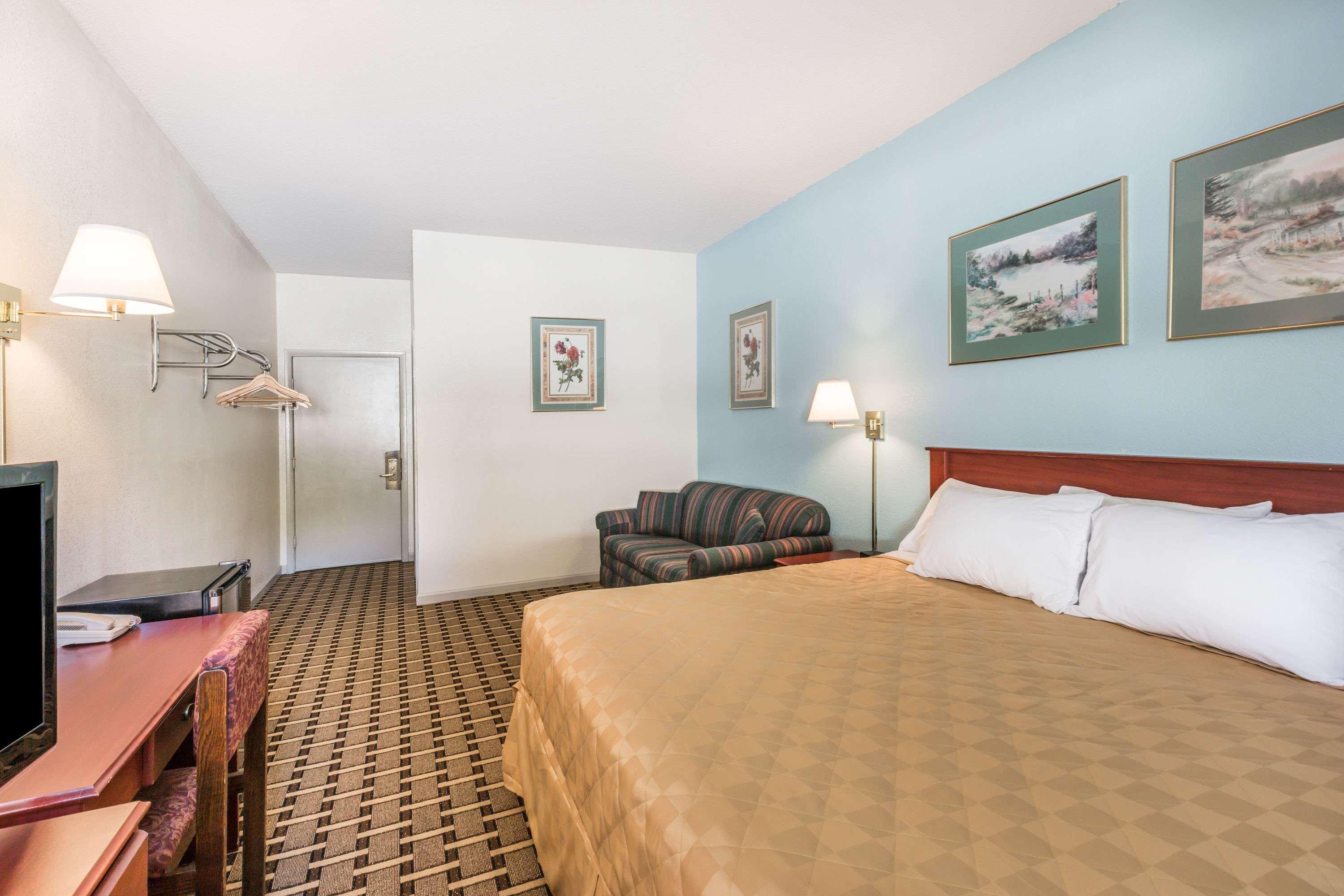 Super 8 By Wyndham Knoxville Downtown Area מראה חיצוני תמונה