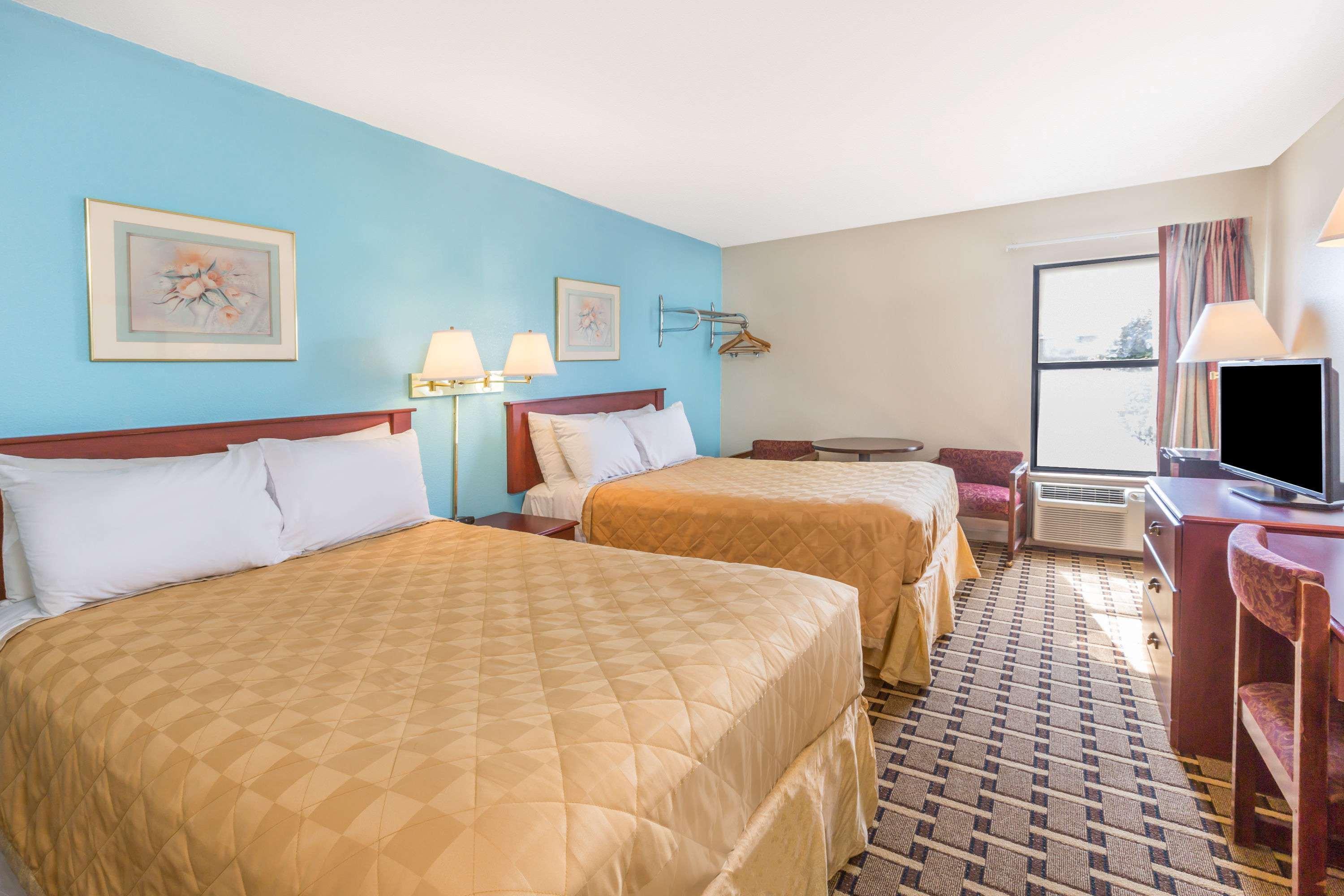 Super 8 By Wyndham Knoxville Downtown Area מראה חיצוני תמונה