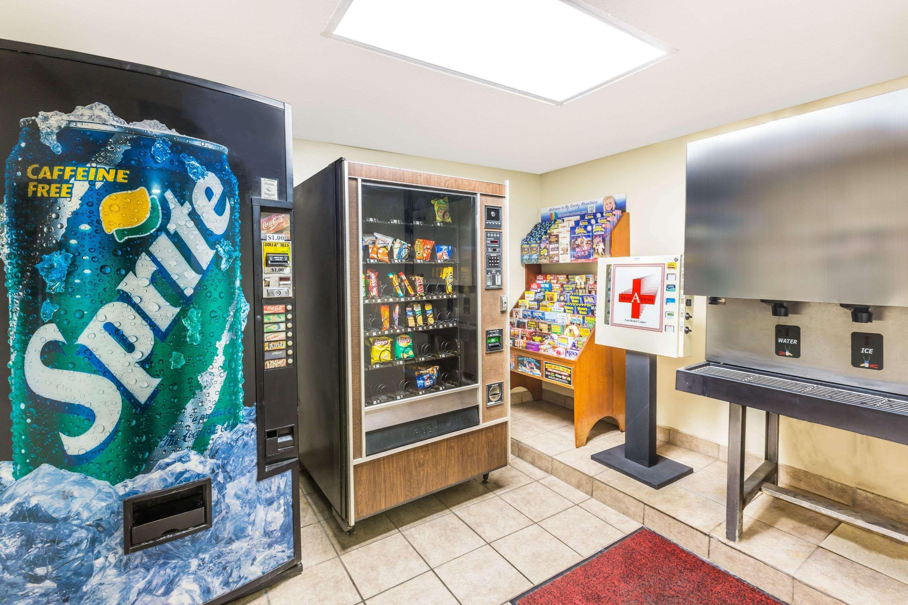 Super 8 By Wyndham Knoxville Downtown Area מראה חיצוני תמונה