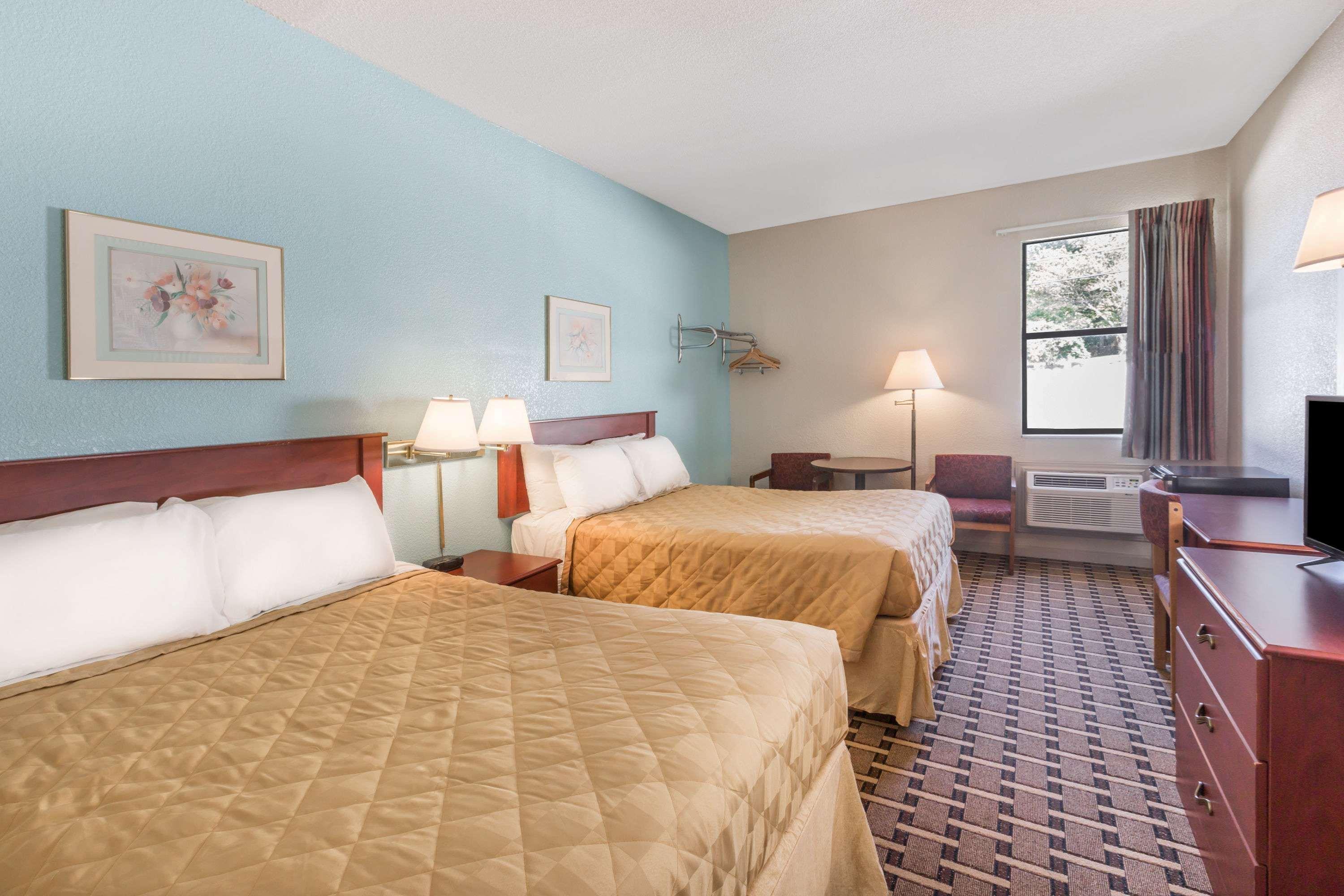 Super 8 By Wyndham Knoxville Downtown Area מראה חיצוני תמונה