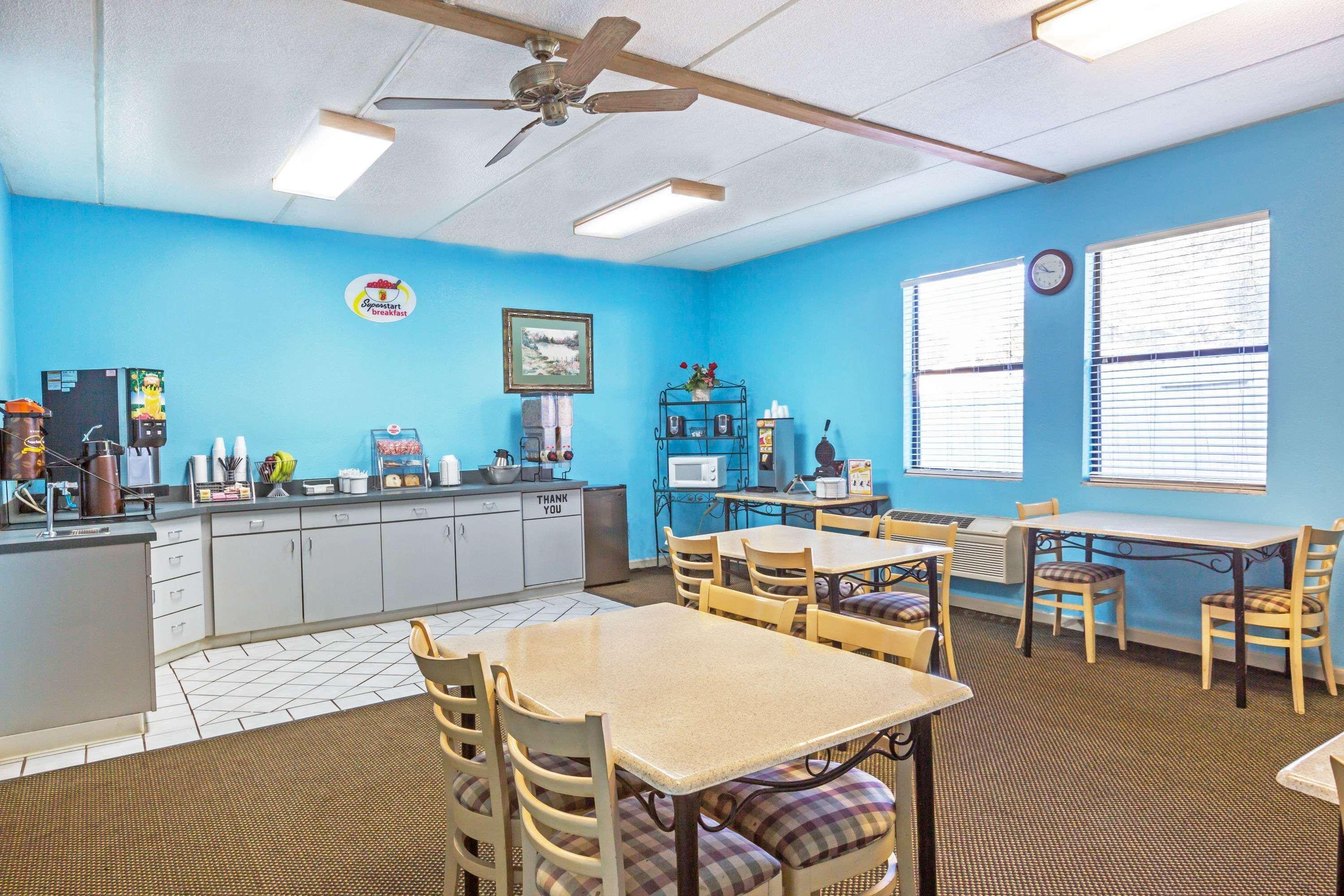 Super 8 By Wyndham Knoxville Downtown Area מראה חיצוני תמונה
