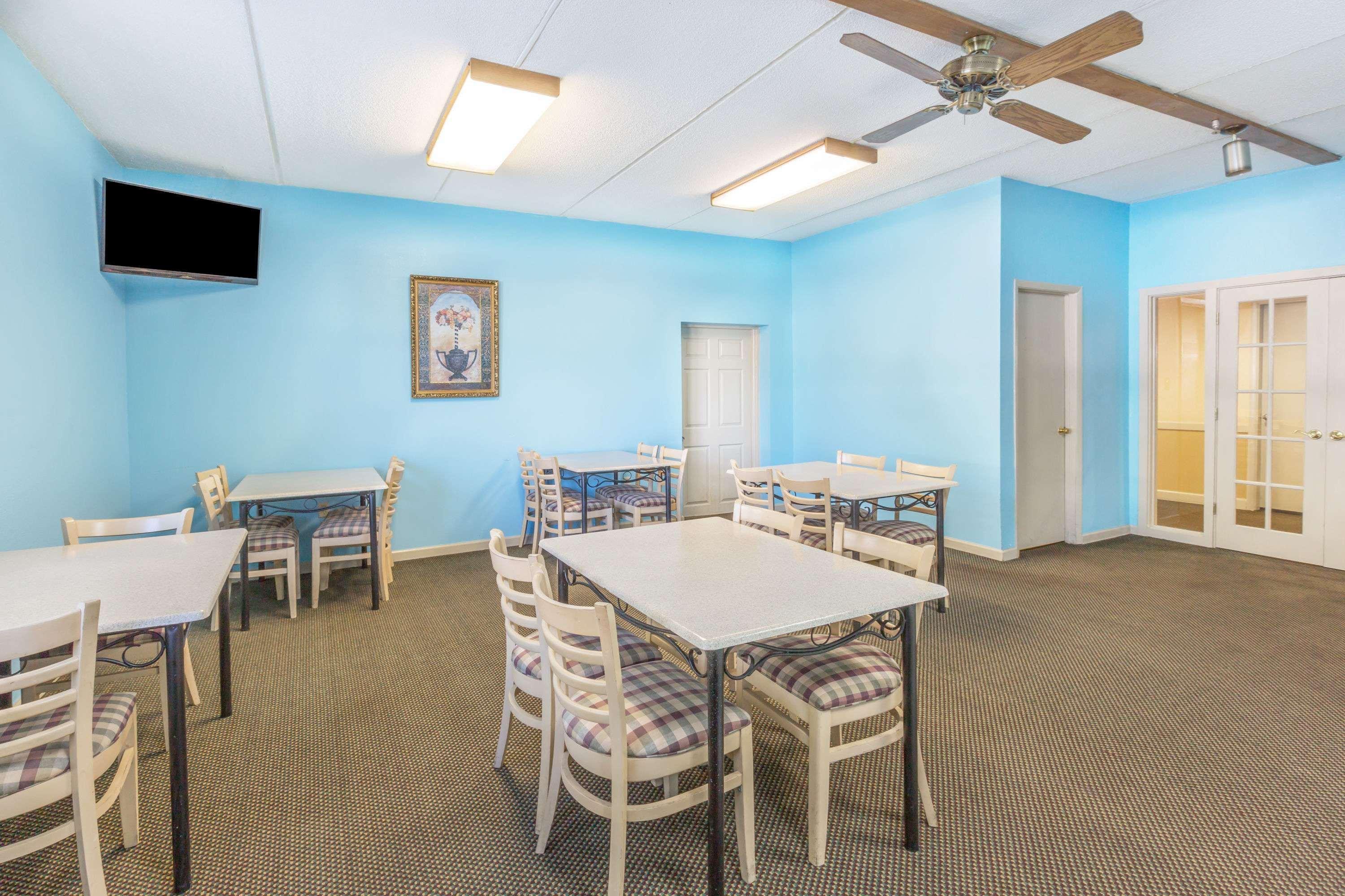 Super 8 By Wyndham Knoxville Downtown Area מראה חיצוני תמונה