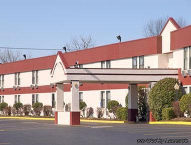 Super 8 By Wyndham Knoxville Downtown Area מראה חיצוני תמונה